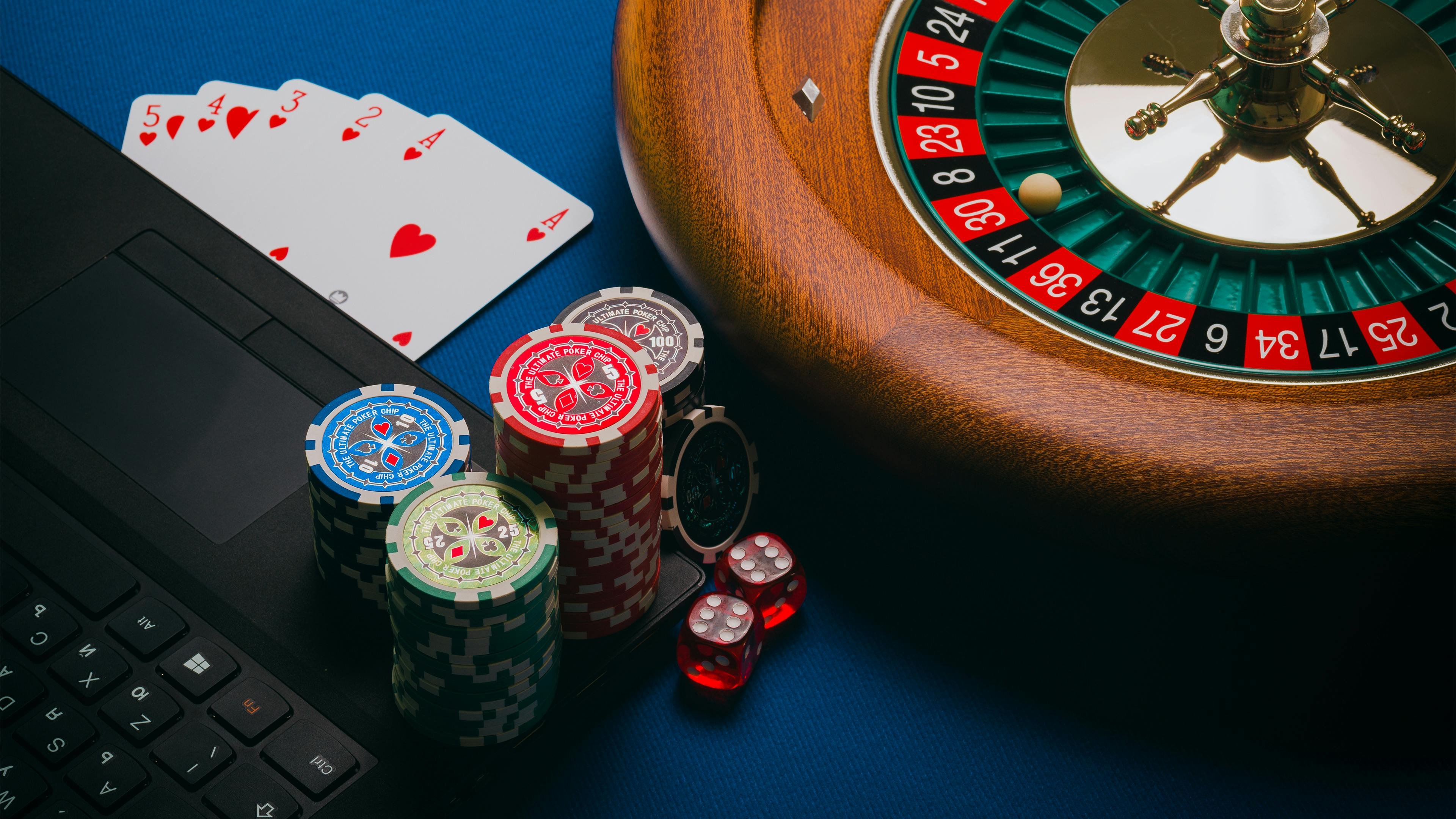 Antarmuka aplikasi mobile kingbet88 menampilkan meja live-dealer dan menu navigasi
